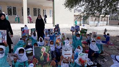 اهدا مجلات به اعضا در مدرسه ابتدایی