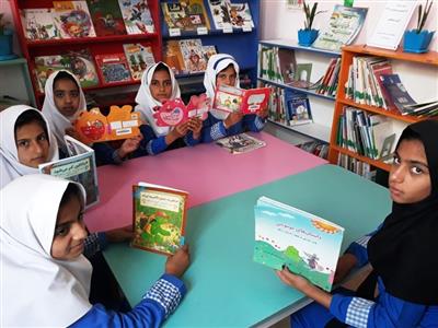 قصه خوانی اعضای کودک در بخش کودک کتابخانه